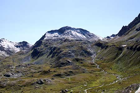 La Tour Ponton dopo una nevicata estiva tra la Fenêtre de Champorcher a sinistra e il Col Pontonnet a destra