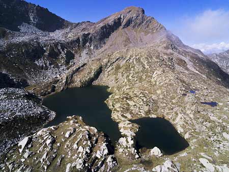 Immagine aerea dei Piccoli Laghi con il Corno del Lago e il Colle Dondeuil sullo sfondo.