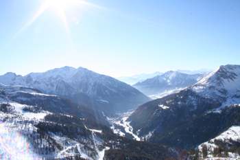 "La valle risplende sotto il brillante sole di questa gionata..."